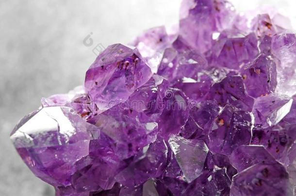美丽的<strong>紫</strong>色的<strong>紫</strong>蓝色宝石经雕琢的宝石向灰色的,特写镜头