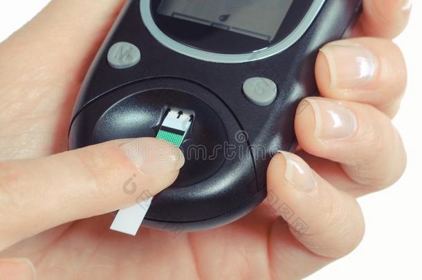 血糖测计仪和手指.糖尿病和校核食糖水平康塞普