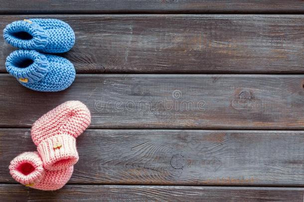 漂亮的婴儿婴儿袜<strong>为女孩</strong>和<strong>男孩</strong>向木制的背景顶看法