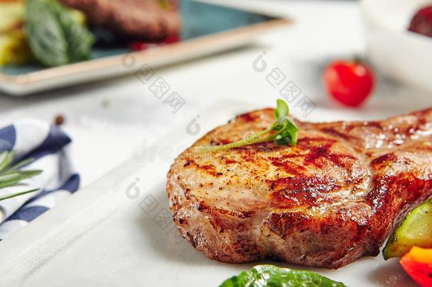 烧烤猪肉摆簧夹和蔬菜