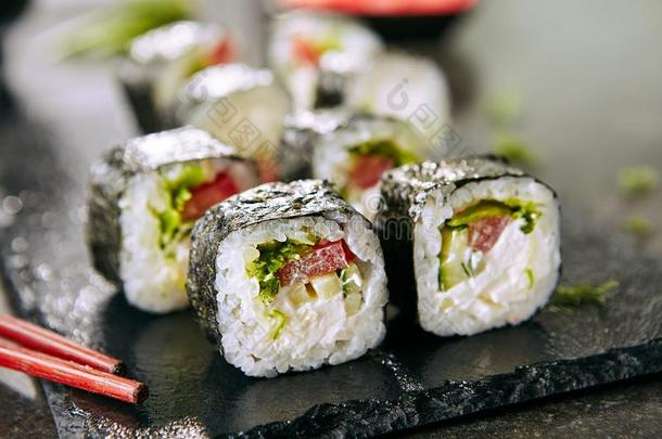 吃新鲜的素食者寿司名册或素食者辗和排骨