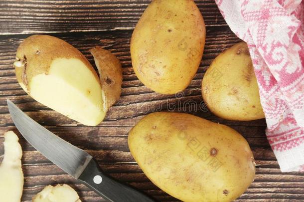 生的马铃薯采用指已提到的人过程关于peel采用g