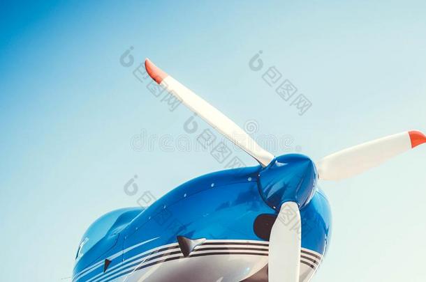 白色的螺旋桨和红色的结局关于小的蓝色水平鼻子.
