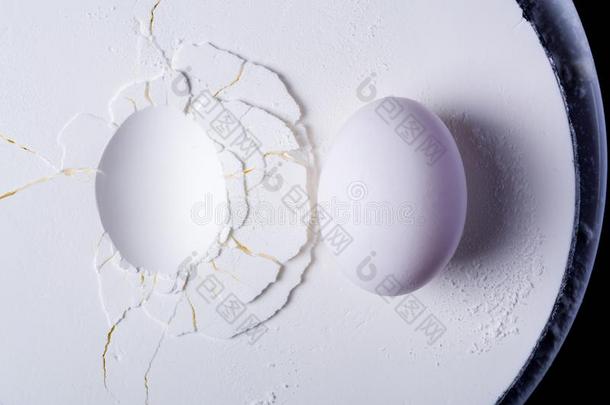 一鸡蛋说谎向白色的灰泥或<strong>淀粉</strong>.打开和表面文本