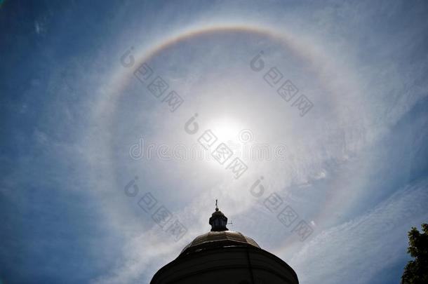 极好的美丽的太阳光环现象在上面指已提到的人教堂,圆形的