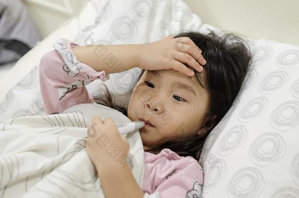 亚洲人小孩女孩是（be的三单形式恶心的向床