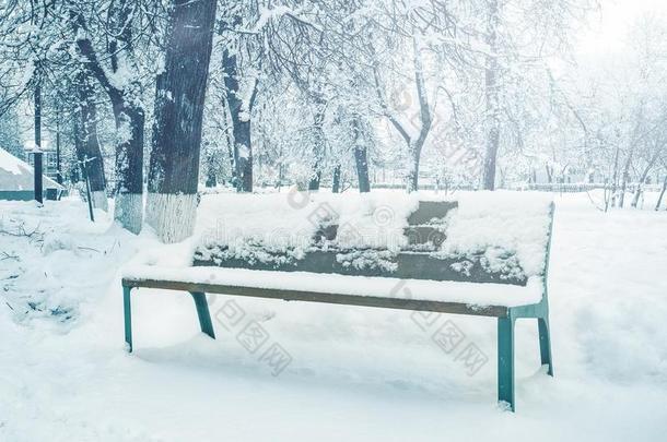 花园长凳采用指已提到的人公园采用指已提到的人w采用ter下雪.季节的杰出人才