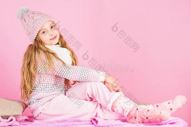 女孩长的头发令人轻松的粉红色的背景.冬时尚为children儿童