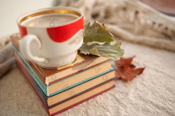 秋仍生活和书和一咖啡豆马克杯.简朴