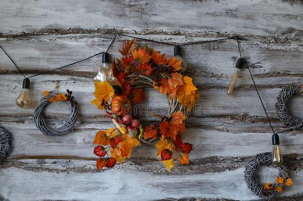 装饰的花环,秋主题和树叶和南瓜,采用爱人