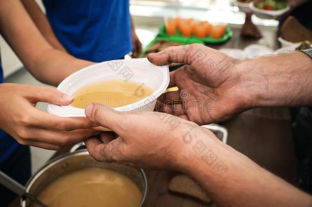 志愿者服务食物向贫穷的人采用慈善中心