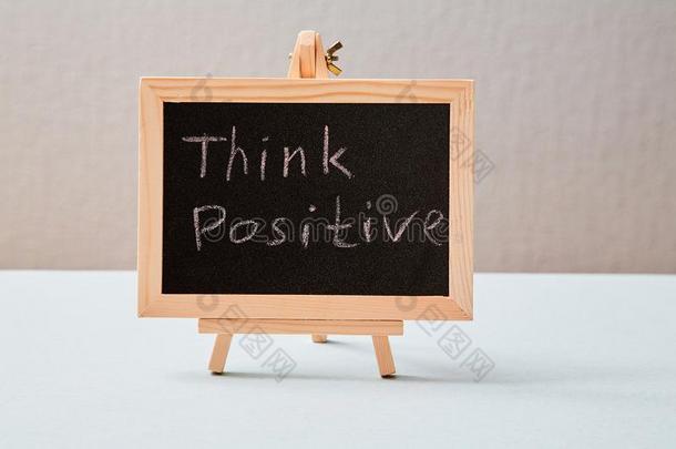 积极的思考或乐观的态度和幸福的观念.指已提到的人