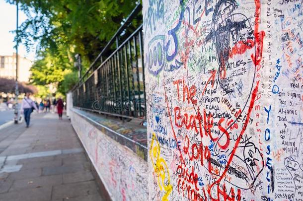 在墙上的乱涂乱写记得指已提到的人<strong>披头士</strong>合唱队在修道院路工作室采用伦敦