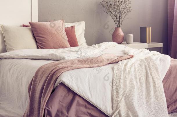 国王大小床和彩色粉笔粉红色的和白色的床d采用g采用时髦的床ro