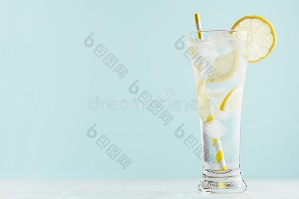 使人精神焕发的健康寒冷的矿物饮料和<strong>柠檬</strong>部分,冰