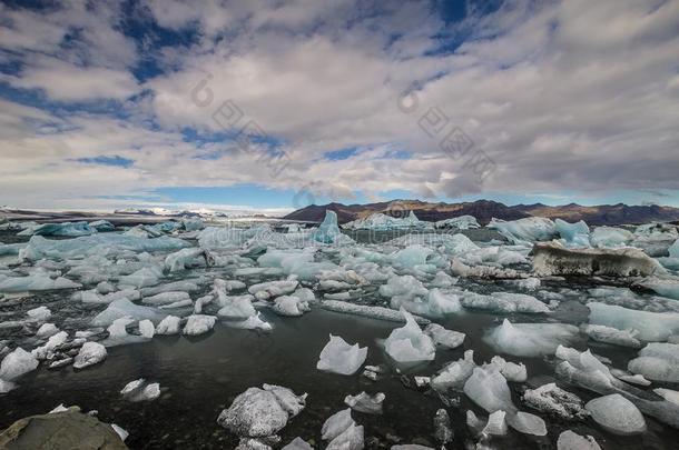 一海关于冰伯格跳舞大约乔库萨隆环礁湖采用冰岛