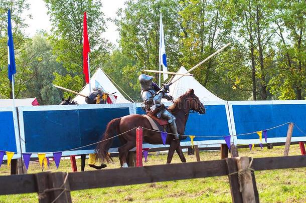 重建关于指已提到的人骑着马用长矛打斗在指已提到的人骑士般的锦标赛