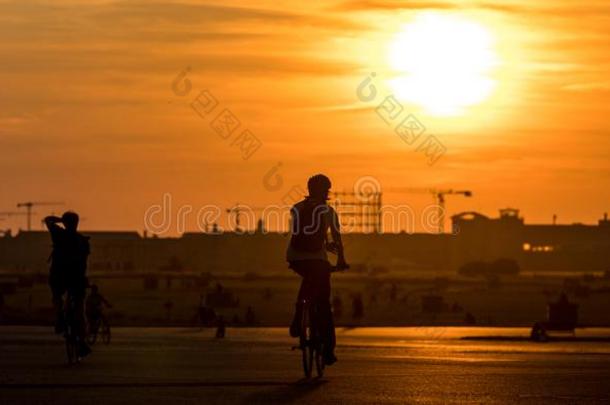 傍晚城市日落和一自行车-骑手p一nor一m一