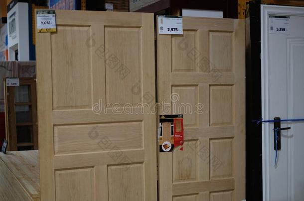 木制的门准备好的为卖
