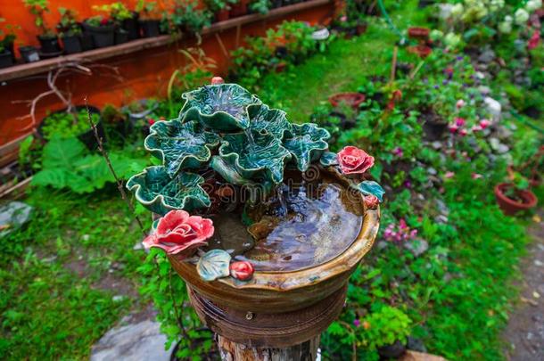 一美丽的小的装饰的人造喷泉使关于瓷或黏土