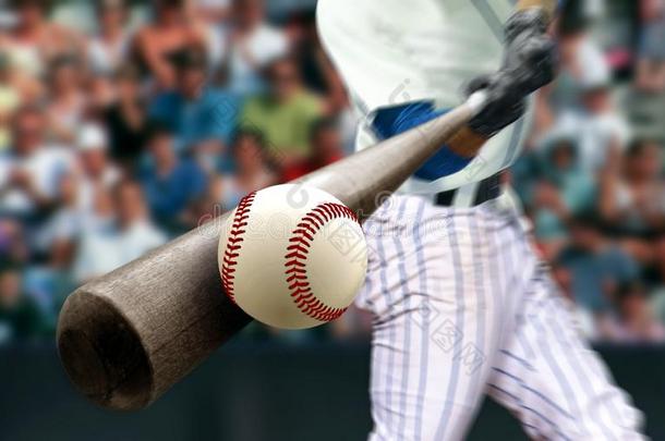 棒球演员打球和蝙蝠采用关在上面