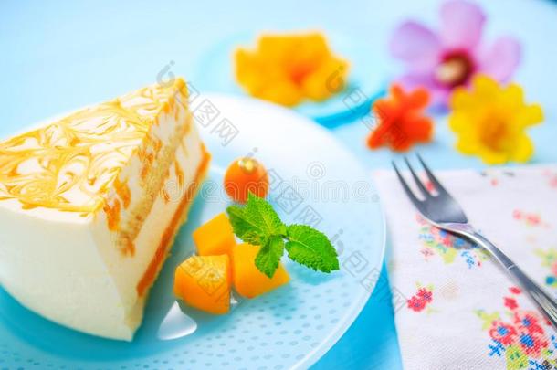 奶油冻蛋糕和芒果浓汤和乳霜