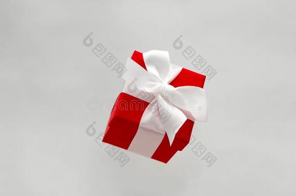 红色的赠品盒和白色的弓<strong>升空</strong>隔离的向一gr一yb一ckgr