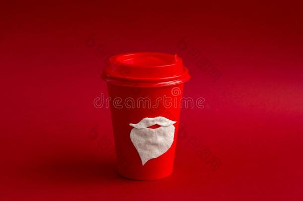 红色的纸杯子为外卖餐馆饮料和棉胡子和胡须