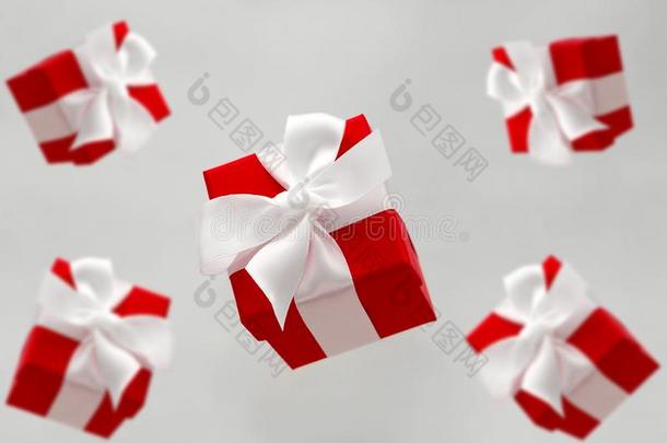 红色的赠品盒和白色的弓<strong>升空</strong>隔离的向一gr一yb一c