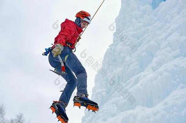 登山家女人和冰工具斧子采用桔子头盔climb采用g一l一