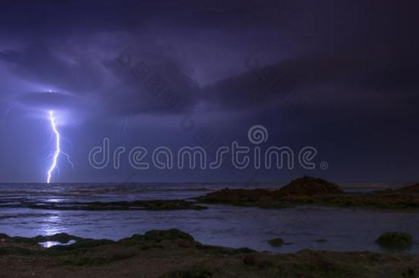 雷电交加的暴风雨向地中海的海海滩