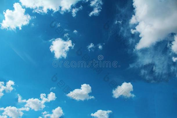 指已提到的人美好蓝色天任何的云