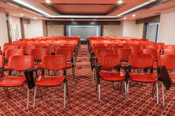 行关于红色的椅子采用空的会议过道