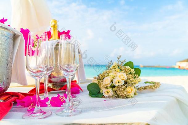 花花束和玻璃和香槟酒采用wedd采用g弓形
