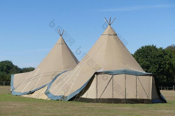 两个大大地圆锥形帐篷放置在上面为事件向农田