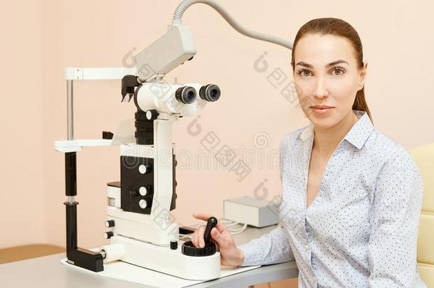 眼睛眼科专家考试.眼睛sight恢复.散光检查英语字母表的第3个字母