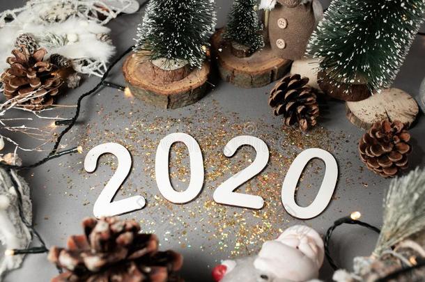 幸福的新的年<strong>2020</strong>.象征从<strong>数字2020</strong>向灰色背景
