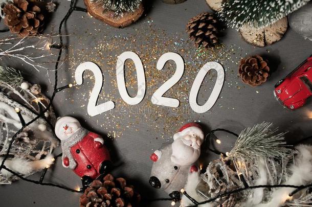 幸福的新的年2020.象征从数字2020向灰色背景