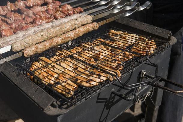 美味的barbecue吃烤烧肉的野餐烧烤肉向敞开的烧烤,户外的厨房.食物