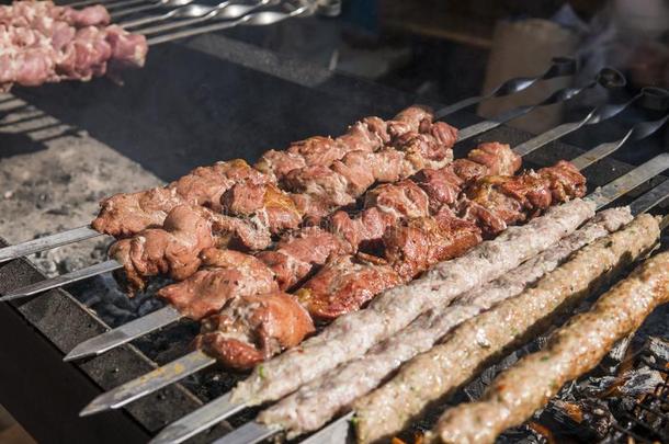 美味的barbecue吃烤烧肉的野餐烧烤肉向敞开的烧烤,户外的厨房.食物