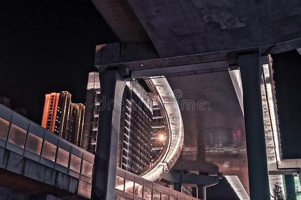 夜景色关于现代的建筑物和都市的立交桥桥