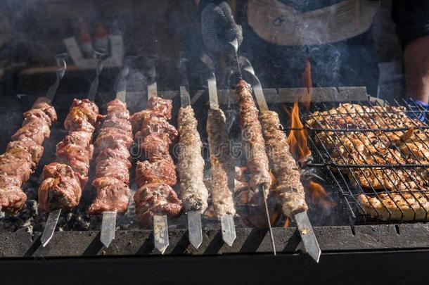 美味的barbecue吃烤烧肉的野餐烧烤肉向敞开的烧烤,户外的厨房.食物