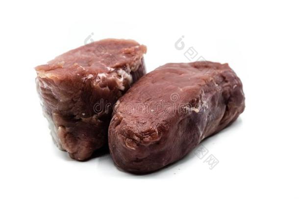 生的猪肉<strong>腰部</strong>嫩肉和牛肉<strong>腰部</strong>嫩肉隔离的向白色的后面