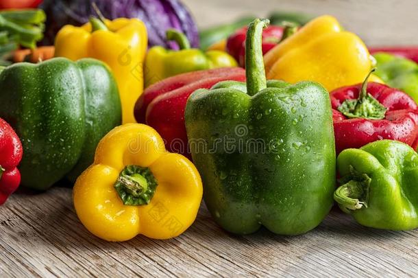 富有色彩的绿色的,红色的和黄色的胡椒粉红辣椒背景