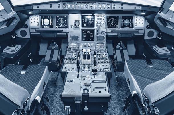 驾驶员座舱关于客机模拟装置.转轨器和钟面看得见的采用指已提到的人