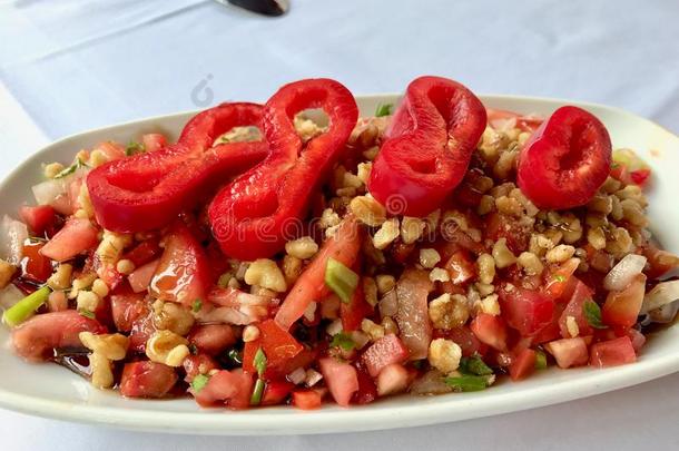 土耳其的沙拉<strong>异族</strong>和胡桃,番茄和刨切的红色的活力