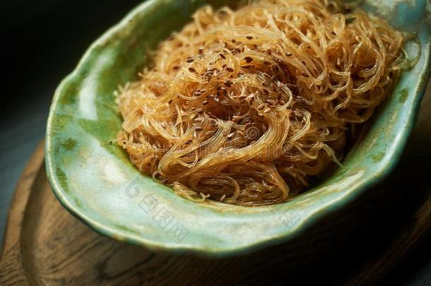 玻璃纸和芝麻种子和甜的和有酸味的调味汁.采用一深的