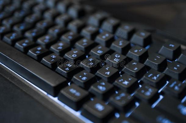 电脑游戏玩家键盘和富有色彩的蓝色家畜的肺脏,现代的电脑游戏玩家计算机.