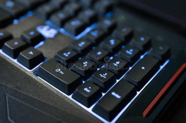 <strong>电脑游戏</strong>玩家键盘和富有色彩的蓝色家畜的肺脏,现代的<strong>电脑游戏</strong>玩家计算机.