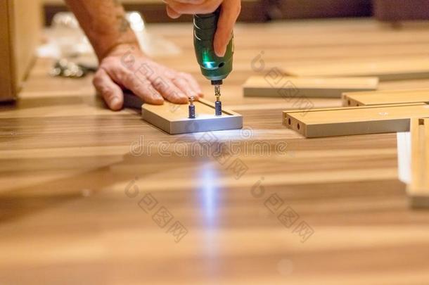 木制的家具集合,木工用螺丝拧紧螺丝钉使用一